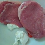 Coating pork chops with sour cream