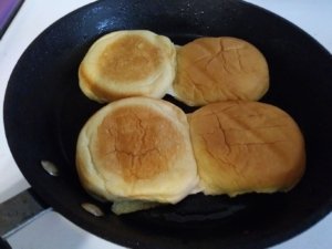 Toasting buns